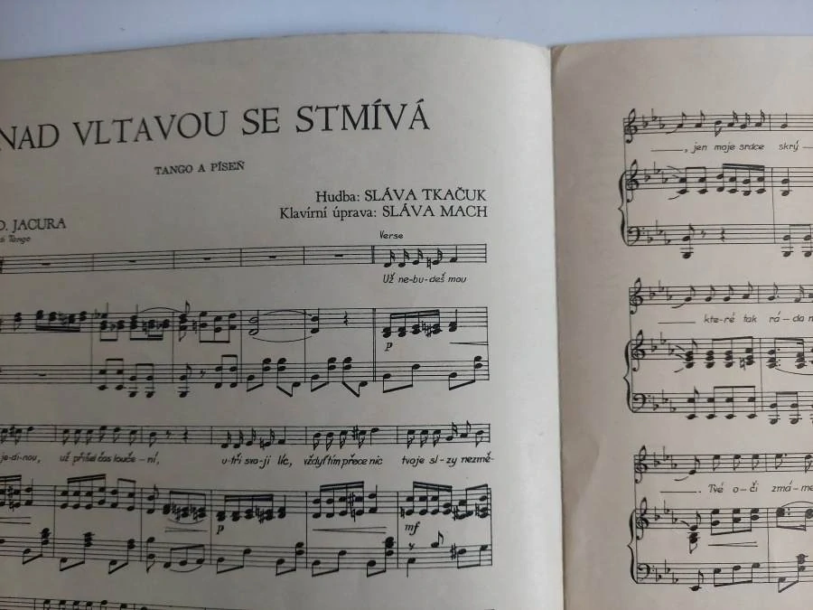 Nad Vltavou se stmívá - Píseň a tango