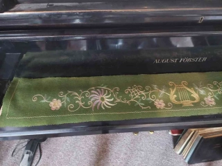 Dečka na klávesnici piana 